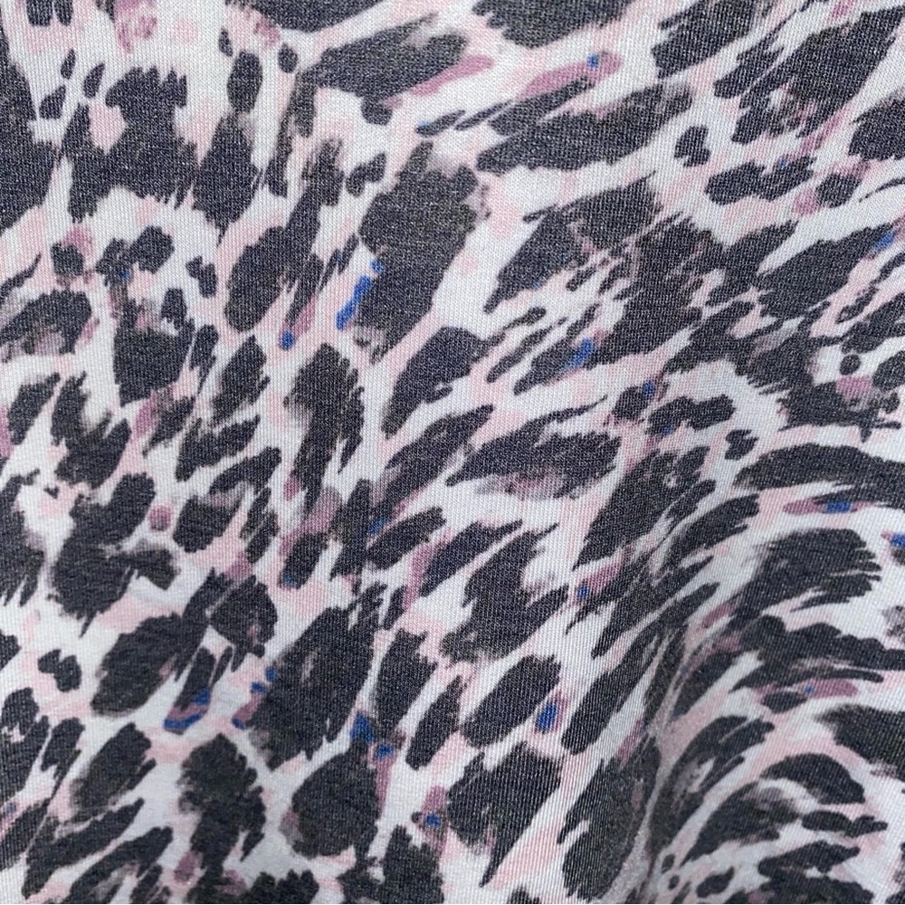 Avia Tee Shirt Women's XXXL Gray White Pink Cheetah Print L Sleeves Hi-Lo hem. - Picture 4 of 5